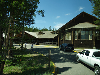 04-08-2 The outside view of Lake Lodge Cabins